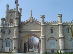 the ravenswood gate of the rosehill cemetary