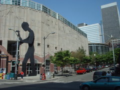 front of the hammering man at the seattle art museum